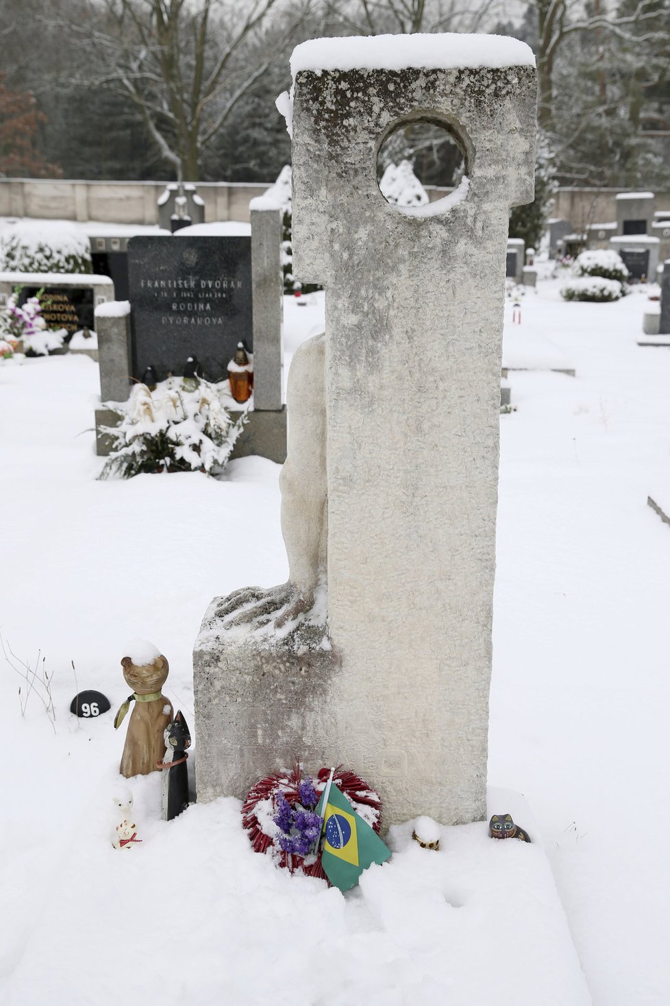 Hrabalův hrob je častým místem návštěvníků, kteří projíždějí krajem po stopách spisovatele…