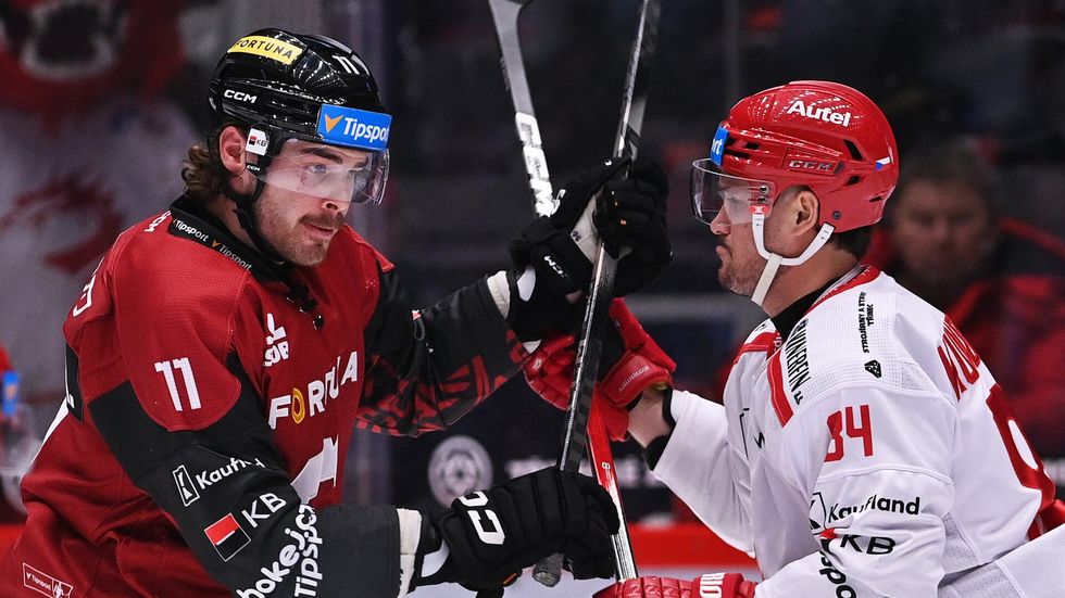 Souboj zleva Kryštofa Hrabíka ze Sparty a Tomáše Kundrátka z Třince