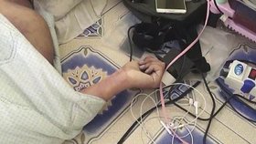Hráče (†25) videoher probil mobil na nabíječce, když s ním usnul v ruce po pařbě