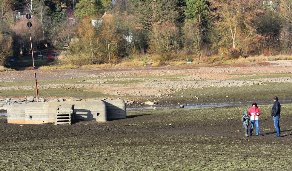 Na bunkr vynořený z vody se přišli podívat Jiří Bayerl se synem Jiřím a přítelkyní Lenkou Brychovou.