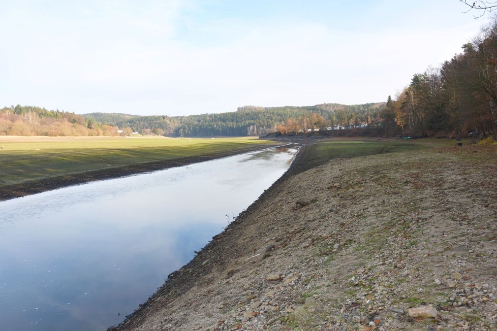 Tady všude bývala voda. Nyní jí protéká úzký proužek řeky Mže.