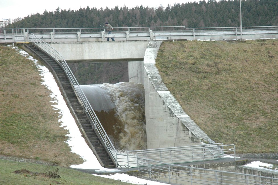 Leden 2011: Přepad z přehrady, kterým se valí voda do údolí.