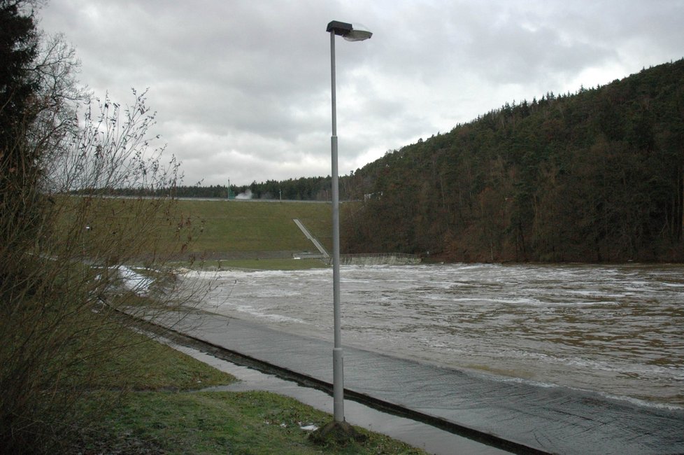 Leden 2011: Z přehrady se valila divoká řeka.