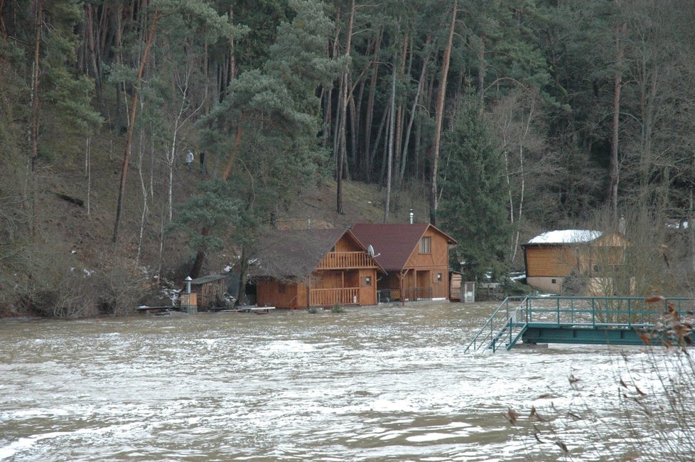 Leden 2011: Množství vody vytékající z Hracholusk dokonce zaplavilo chatky pod přehradou.