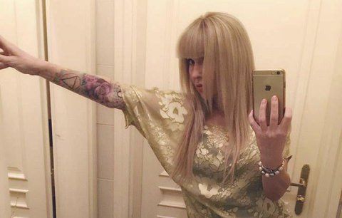 Kateřina KÉRKA Hrachovcová: Co znamená obří tetování na ruce a kdo ho vymyslel?