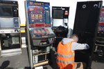 Pražští celníci poprvé likvidovali zabavené hrací automaty.