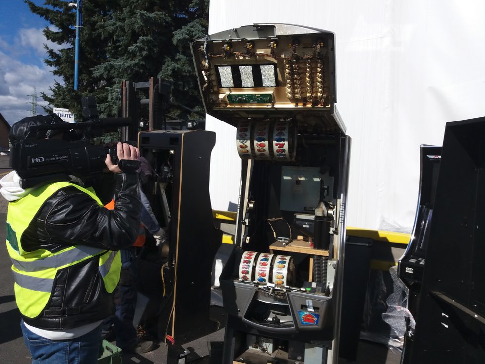 Pražští celníci poprvé likvidovali zabavené hrací automaty.