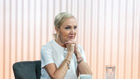 Zpěvačka Bára Basiková promluvila v Hráčích otevřeně o svém životě. Na jaké období vzpomíná nerada? Její dráhu zpěvačky, matky i manželky mapuje dokument Heleny Třeštíkové.