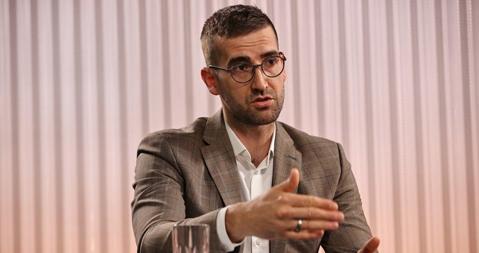 Generální ředitel Českých drah Michal Krapinec v Hráčích naznačil, jak vysoký má plat i že se bude na dráze možná opět zdražovat jízdné.
