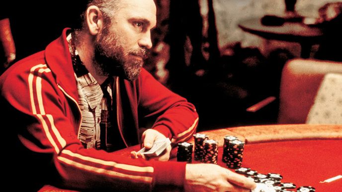 John Malkovich ve filmu HRÁČI, který je považován za bibli hráčů pokeru