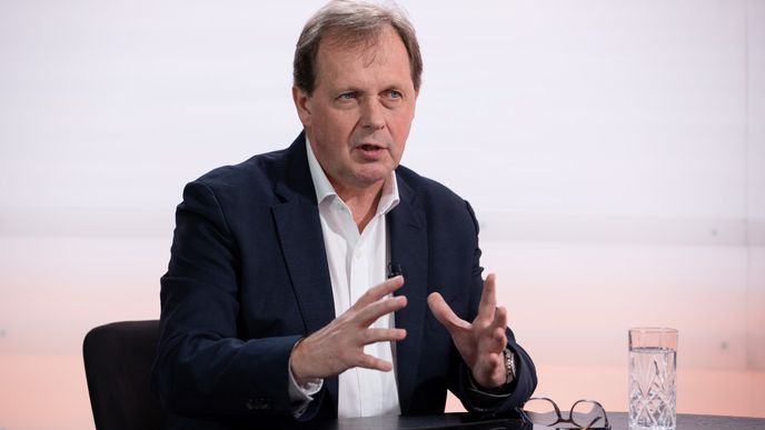 Dosavadní generální ředitel České televize Petr Dvořák patří k největším favoritům nové volby.