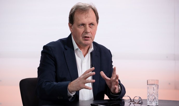 Dosavadní generální ředitel České televize Petr Dvořák patří k největším favoritům nové volby.