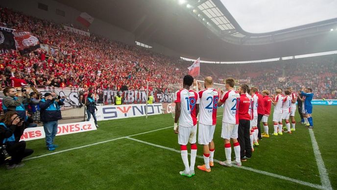 Hráči Slavie Praha při své tradiční děkovačce fanouškům