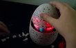 Hatchimal je vejce, z něhož vyklube barevný interaktivní plyšák.