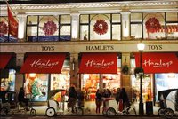 Slavná hračkárna Hamleys bude v Praze, větší než londýnská prodejna