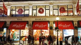 Slavná hračkárna Hamleys bude v Praze, větší než londýnská prodejna