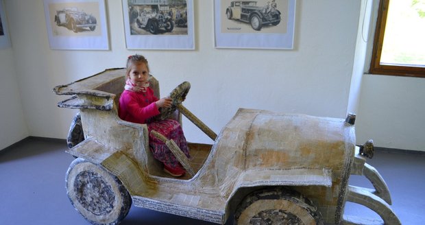 Součástí expozic je také papírový model vozu, do kterého si nejmenší děti mohou sednout.