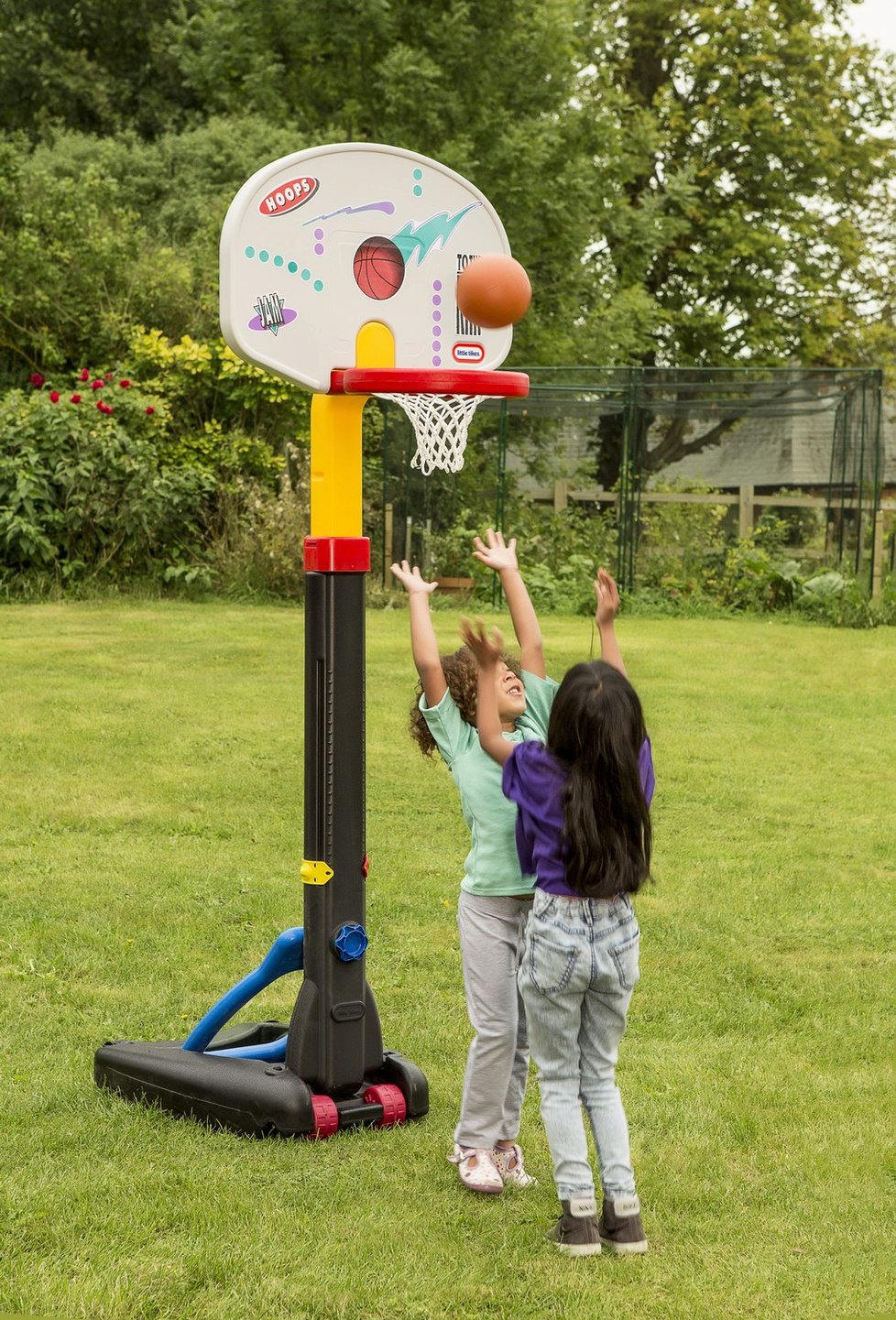 Basketbalový set od Little Tikes se hodí pro děti od 3 do 8 let, orientační cena 559 Kč