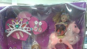 V jedné z prodejen pražské tržnice SAPA inspektoři zabavili téměř 200 kusů hraček za více než 30 tisíc korun.
