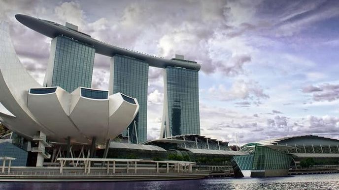Jde o ikonu Singapuru, často zobrazovanou na pohlednicích i fotografiích tohoto bohatého městského státu. Připomíná surfovací prkno posazené na třech věžích.