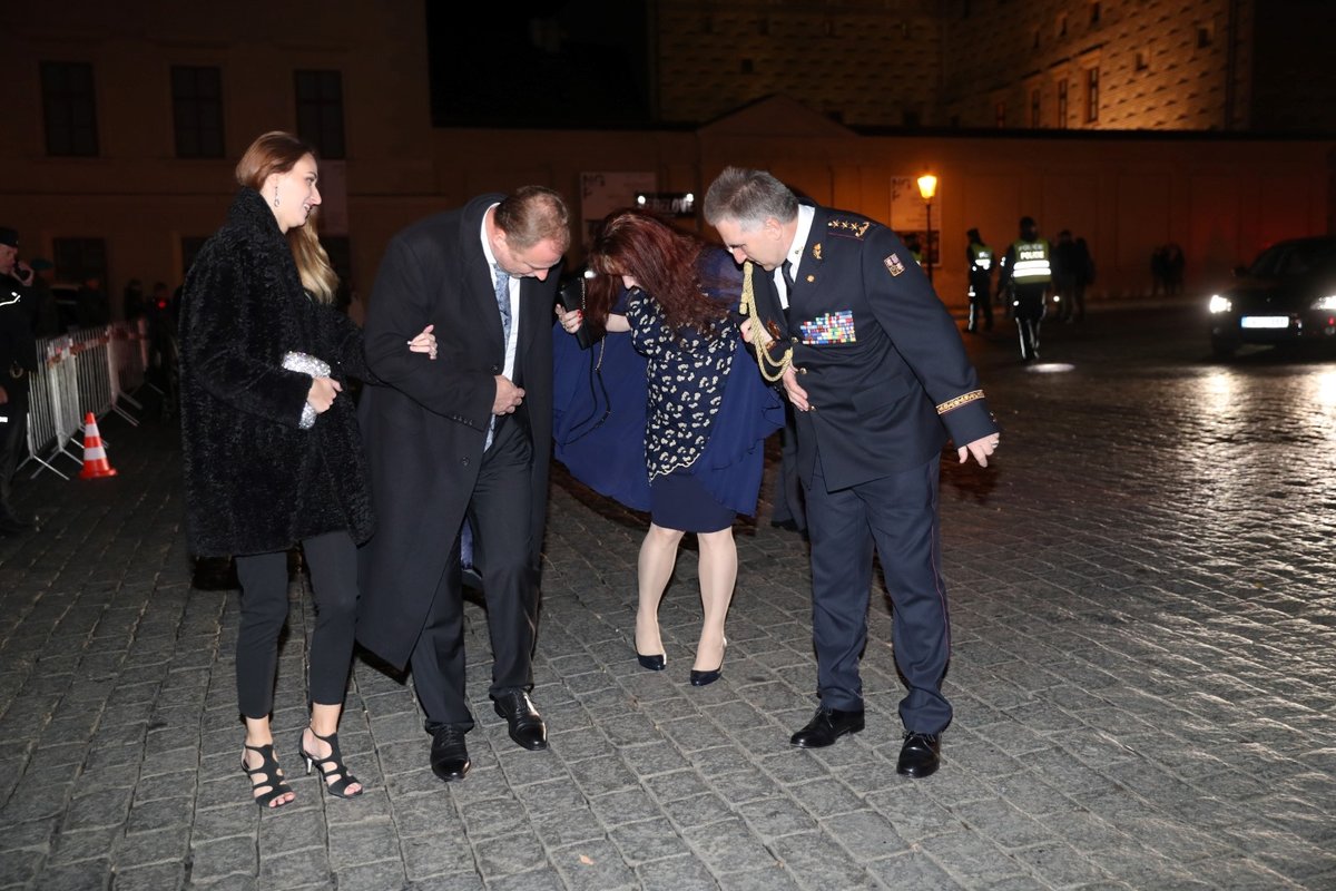 Hosté slavnostního ceremoniálu 28. října a patálie s podpadkem