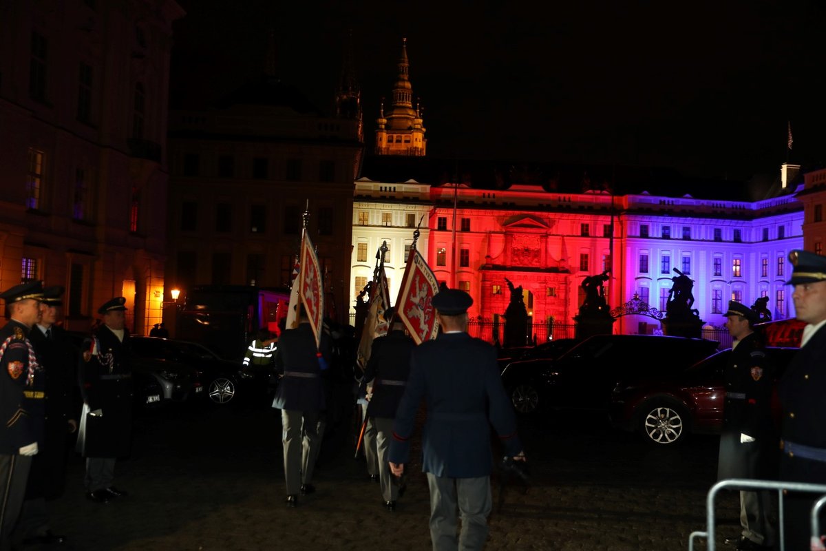 Hosté slavnostního ceremoniálu 28. října a jejich příjezd na Hrad