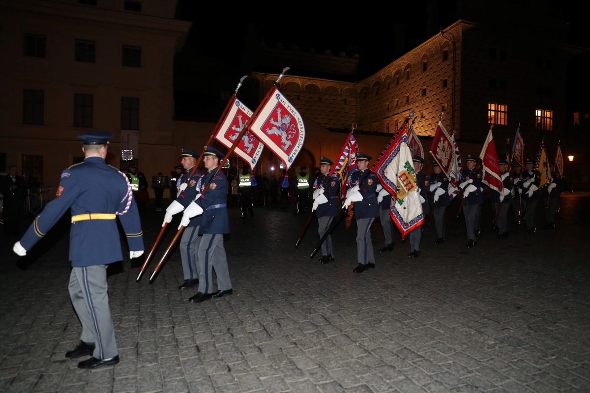 Historické prapory při cestě na Hrad 28. října 2019