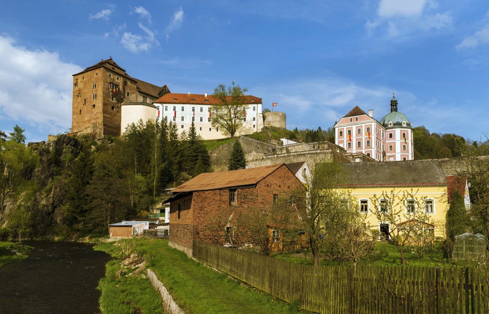 Z Karlových Varů máte nadosah i hrad a zámek Bečov nad Teplou. Spatříte tam unikátní relikviář sv. Maura, který je spolu s korunovačními klenoty nejcennější českou zlatnickou památkou.