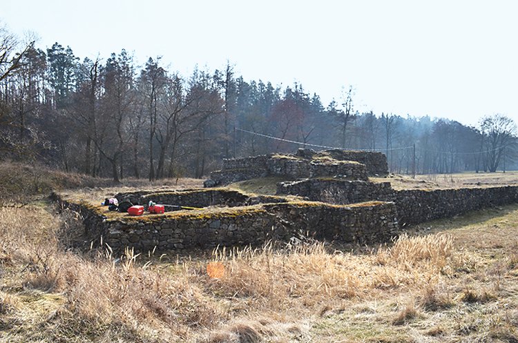 Zbytky základů tvrze Mstěnice, které byly po dokončení archeologického výzkumu zakon- zervovány