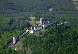 Bezděz (něm. Bösig) je zřícenina hradu v okrese Česká Lípa. Nachází se na kopci Velký Bezděz (603,5 m) v Dokeské pahorkatině