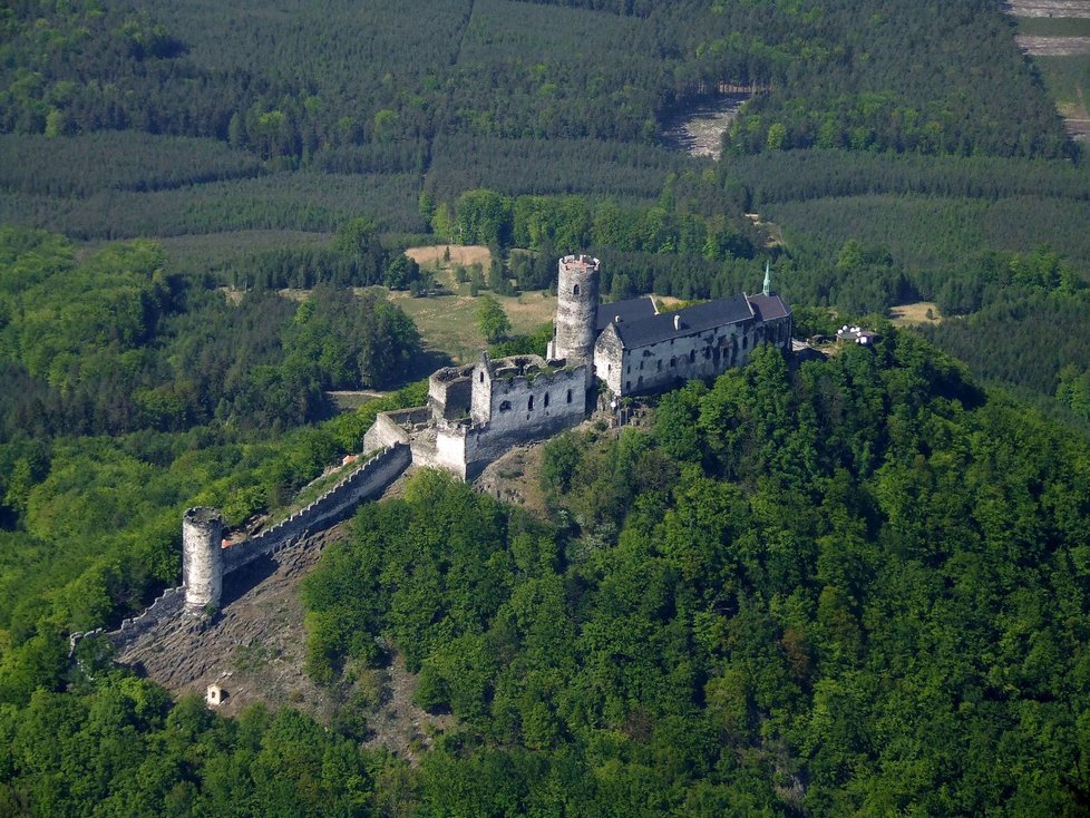 Bezděz (něm. Bösig) je zřícenina hradu v okrese Česká Lípa. Nachází se na kopci Velký Bezděz (603,5 m) v Dokeské pahorkatině