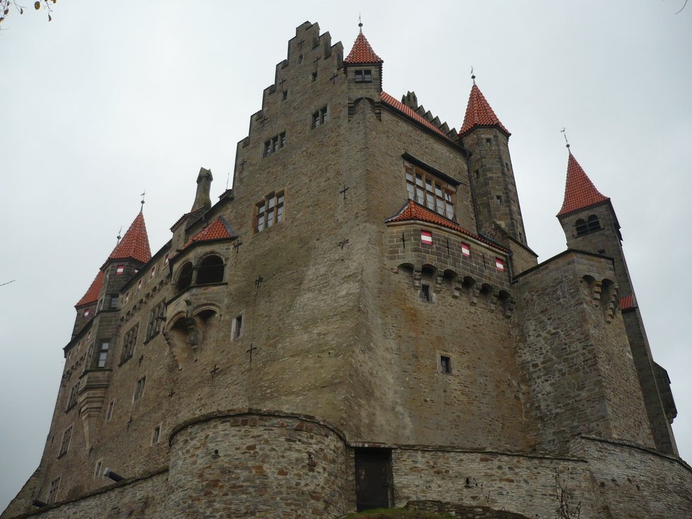 Hrad Bouzov (původně Búzov) stojí ve stejnojmenné vesnici jihozápadně od města Loštice na středozápadní Moravě. Působí dojmem dobře zachované středověké památky, jeho současná podoba však pochází z romantické přestavby z přelomu 19. a 20. století