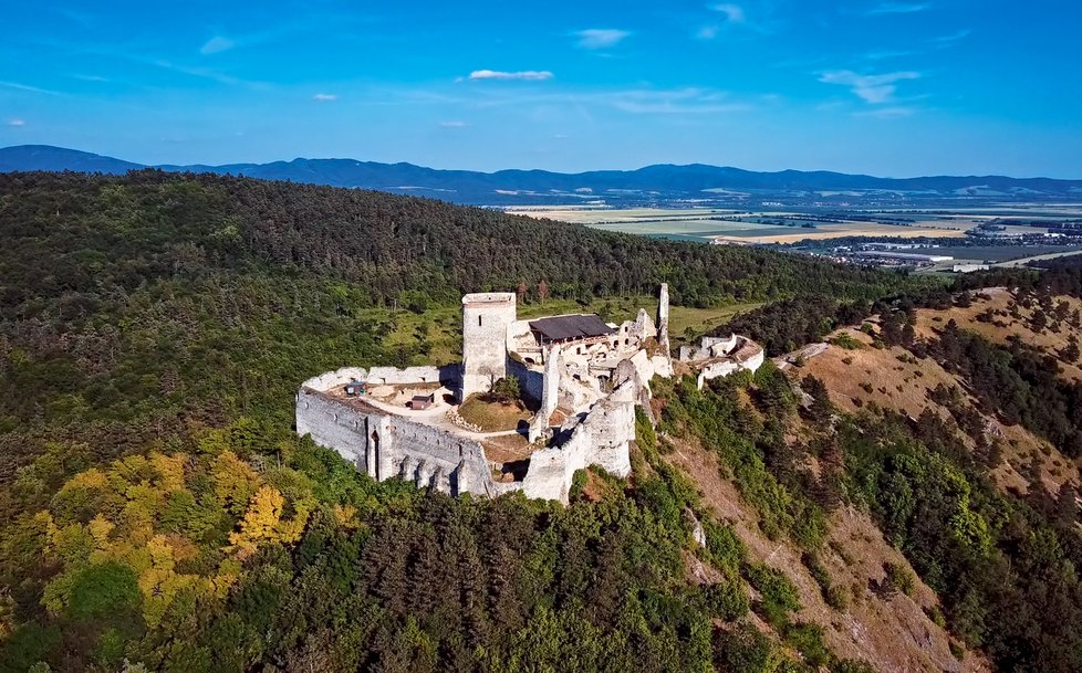 Pokud budete ubytovaní v Piešťanech, navštivte nedaleký hrad Alžběty Báthoryové v Čachticích.