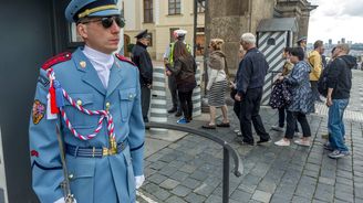 Hrad uzavřenější než za Husáka? Schwarzenbergův faul na Zemana je trapný