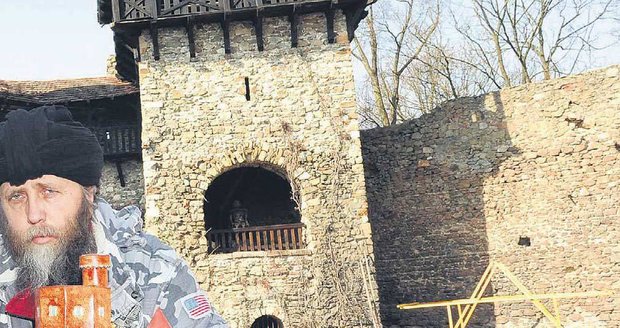 Robert Kraft, vedoucí ochránců přírody z Adamova, s maketou Nového hradu ukazující, jak by měla stavba nakonec vypadat. Vlevo od něj je zrekonstruovaný hradní palác, za ním dvě klíčové věže Nového hradu, rovněž postavené znovu.