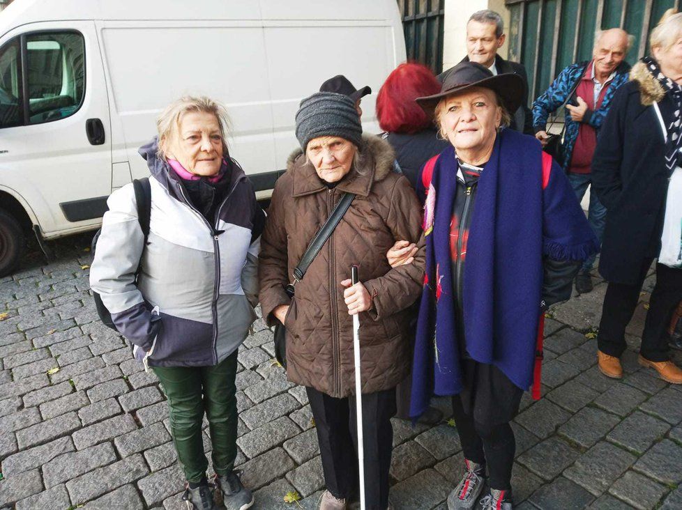 První lidé přicházejí na Hrad, aby sledovali zádušní mši za Karla Gotta přímo u katedrály