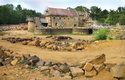 Hrad Guédelon se staví už dvacet let a jezdí sem zájemci o experimentální archeologii z celého světa