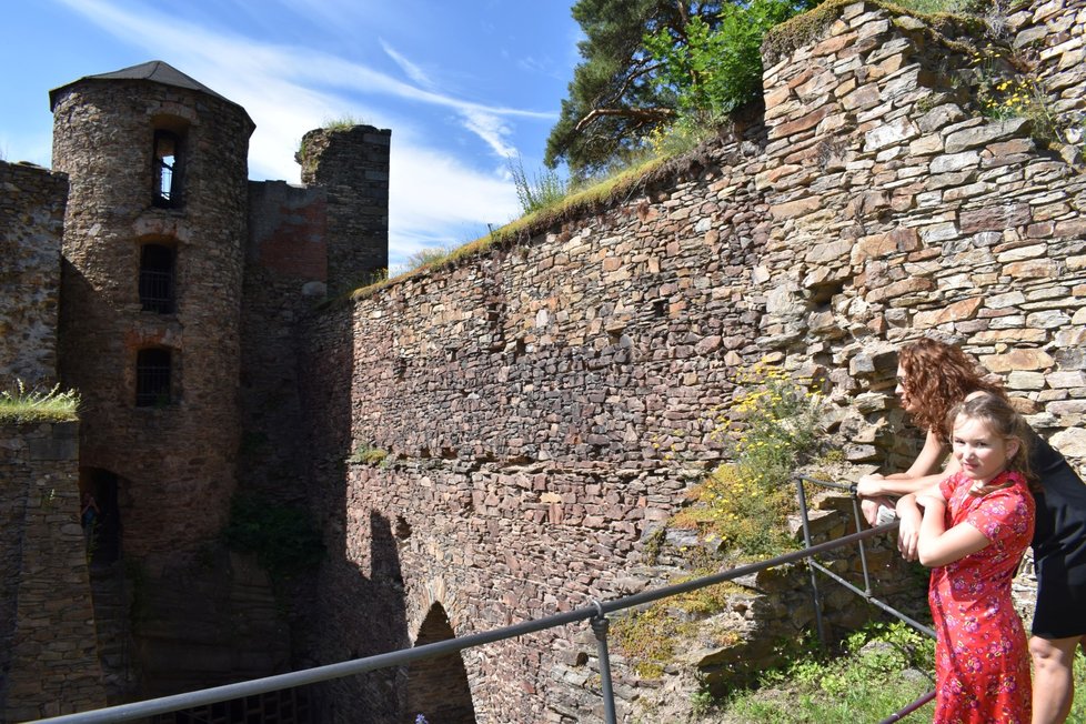 Koronavirové prázdniy v Česku. Turisté vyrazili na hrad Hasištejn na Chomutovsku. (4. 7. 2020)