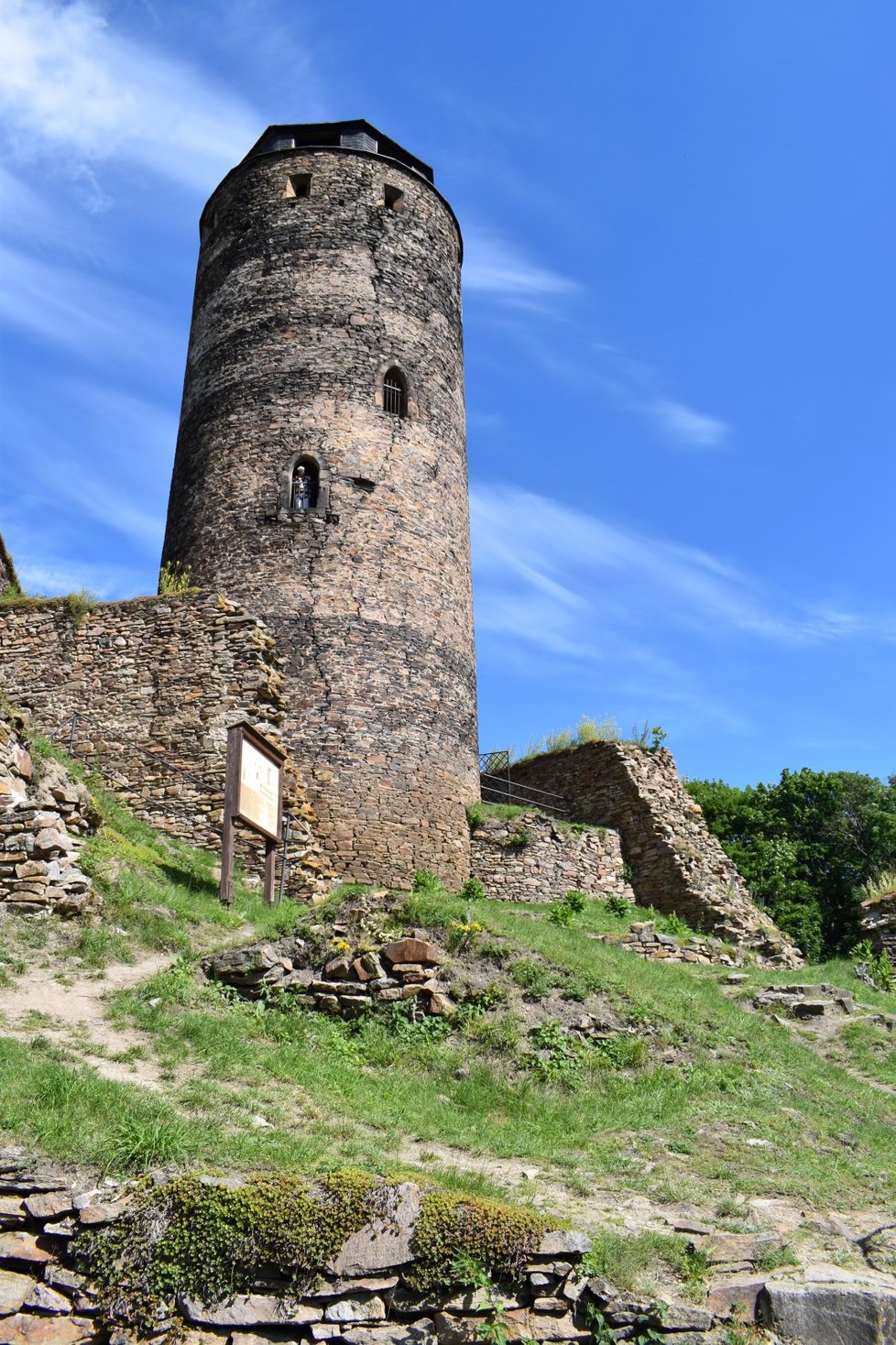 Koronavirové prázdniny v Česku: Turisté vyrazili na hrad Hasištejn na Chomutovsku (4. 7. 2020).