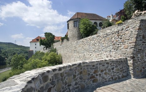 Oběť mladí vrazi oloupili a shodili z hradeb kadaňského hradu