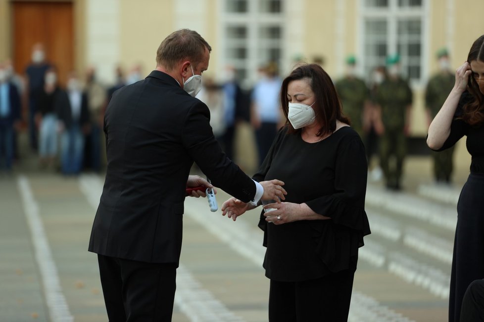 Manželka prezidenta Miloše Zemana Ivana zapaluje svíčku při pietním aktu za oběti pandemie koronaviru na Pražském hradě. Na nádvořích bylo zapáleno téměř 30 000 svíček.