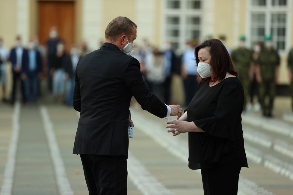 Manželka prezidenta Miloše Zemana Ivana zapaluje svíčku při pietním aktu za oběti pandemie koronaviru na Pražském hradě. Na nádvořích bylo zapáleno téměř 30 000 svíček.