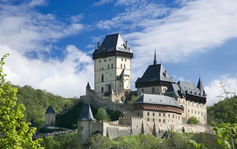 Královský hrad Karlštejn v celé své kráse.