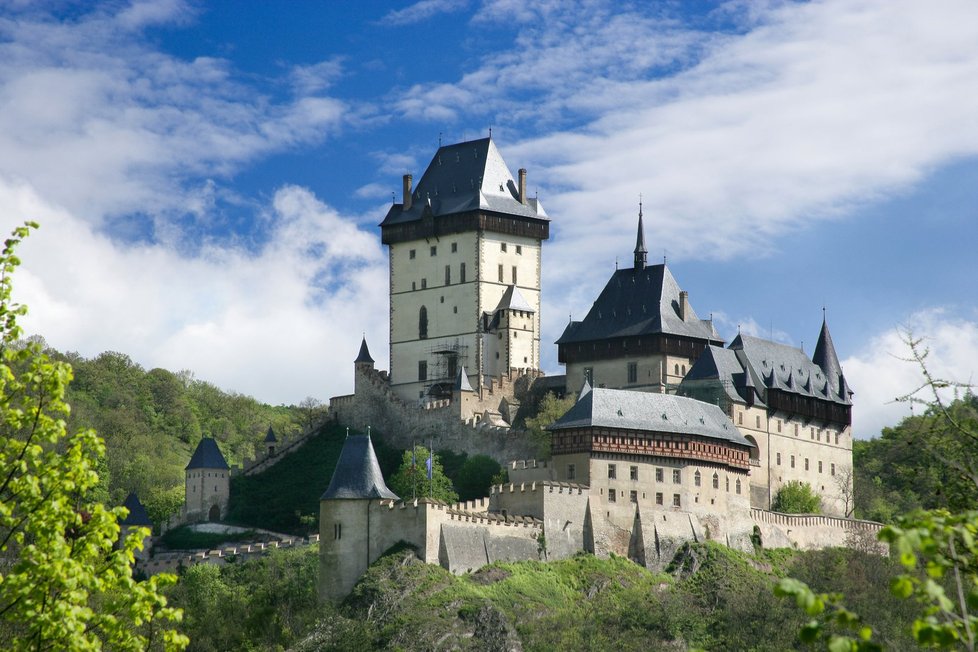 Královský hrad Karlštejn v celé své kráse.