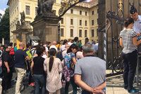 „Nic vám tam netiká?“ U vstupu na Pražský hrad zavedli kontroly, lidé stojí fronty