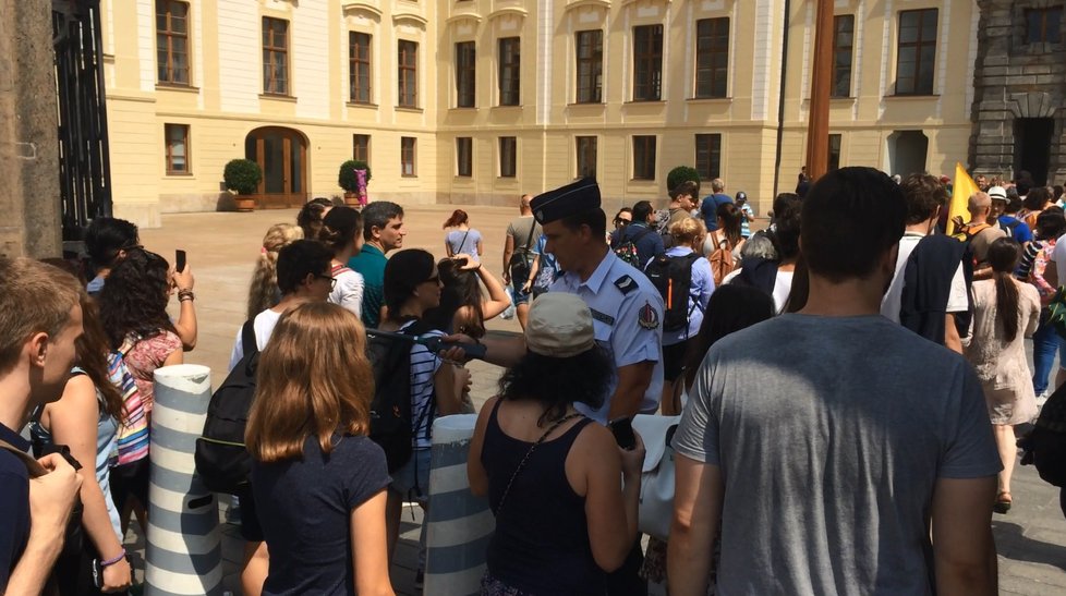 Při vstupu do areálu Hradu vás čeká kontrola. Někdy vám prohlédnou i zavazadlo.