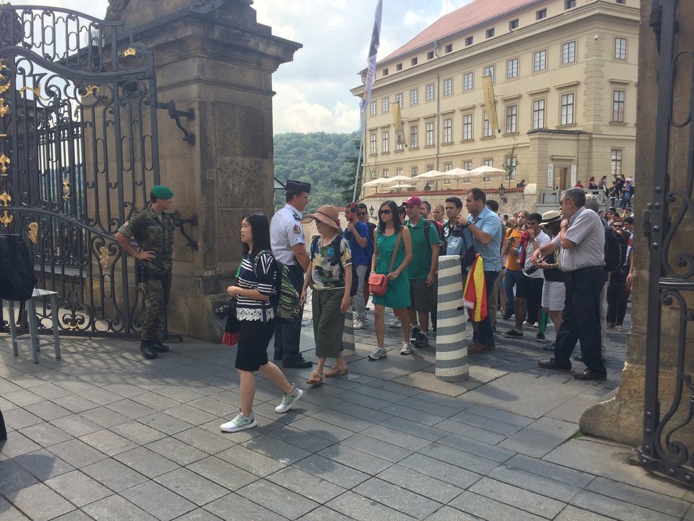 Při vstupu do areálu Hradu vás čeká kontrola. Někdy vám prohlédnou i zavazadlo.