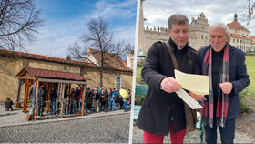 Zrušte potupné kontroly na Hradě, vyzvali Zemana pražští politici. „Nepatří vykukům bez prověrky,“ zmínil poslanec