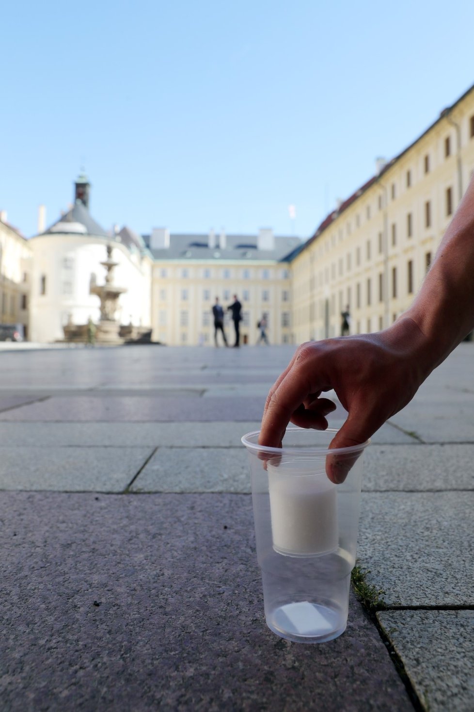 Přípravy pietní akce za oběti koronaviru na Pražském hradě. Během pietního aktu se bude na nádvořích zapáleno téměř 30 000 svíček.