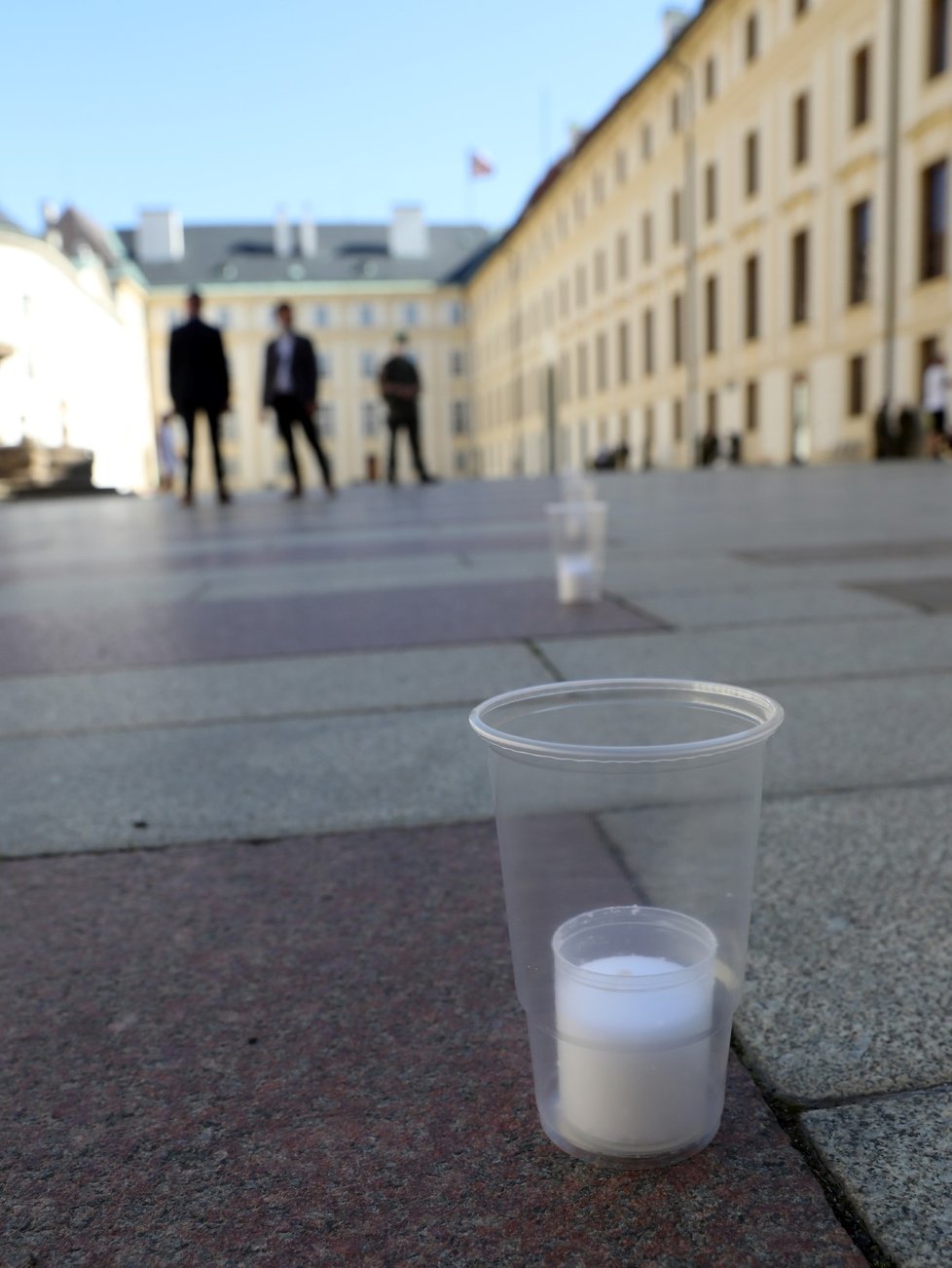 Přípravy pietní akce za oběti koronaviru na Pražském hradě. Během pietního aktu se bude na nádvořích zapáleno téměř 30 000 svíček.